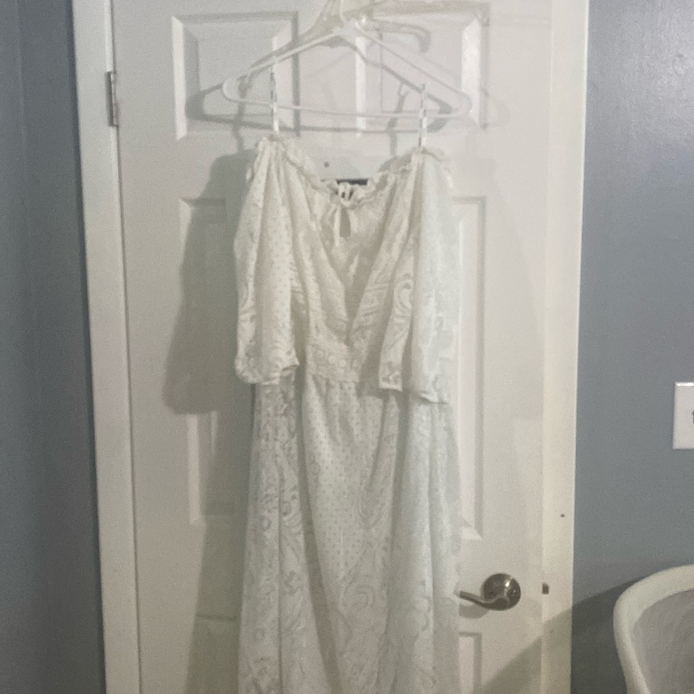 WHITE OFF THE SHOULDER LACE DRESS
